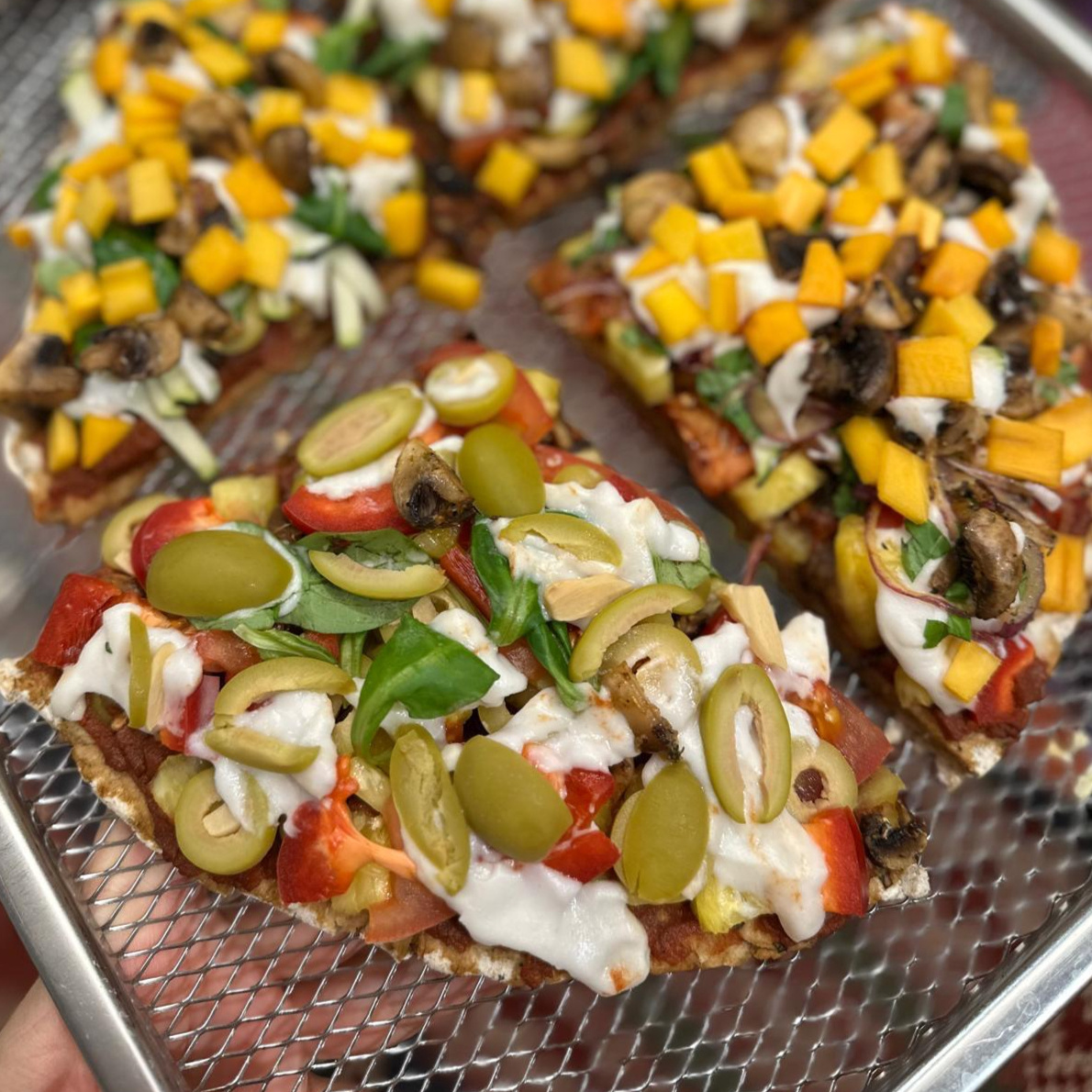 Vegane Rohkost-Pizza mit Oliven und Gemüse, zubereitet bei maximal 42 Grad Celsius.