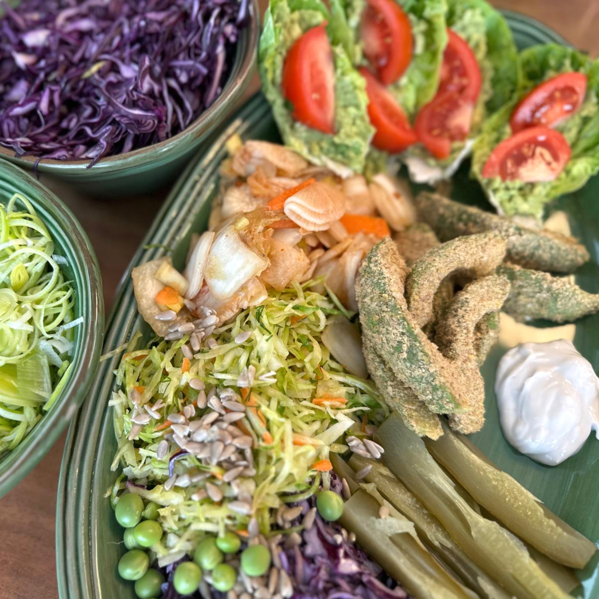 Ein bunter Teller voller Rohkost, Avocado und Sprossen – die Raw-Vegan-Diät in Modlimowo.