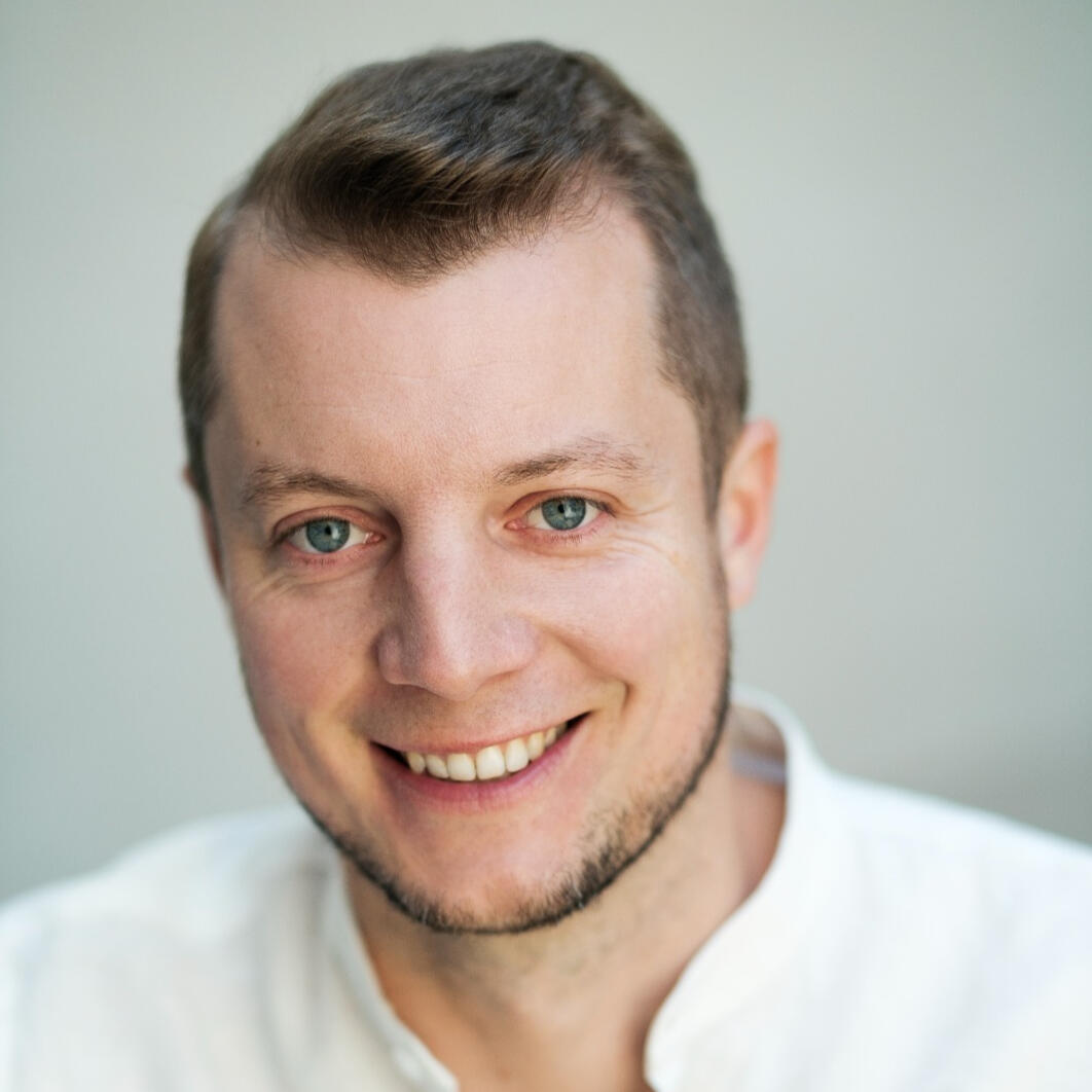 Michał Pietrzak – prowadzący zajęcia „Akademia Sprawności”, portret uśmiechniętego mężczyzny.