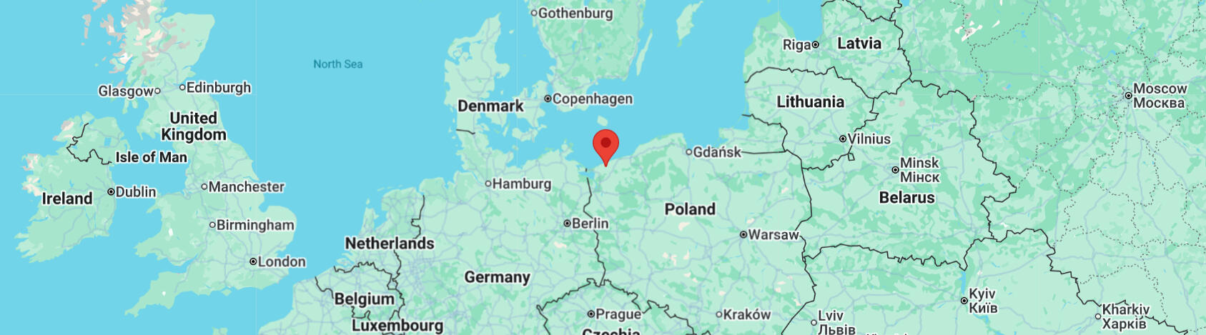 Mapa Europy Środkowej z czerwoną pinezką wskazującą lokalizację Modlimowo Forest Camp w północno-zachodniej Polsce, blisko wybrzeża Bałtyku.