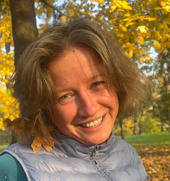 Wsłuchaj się w rytm swojego ciała. Danuta Rondzisty-Pietrzak – terapeutka prowadząca „Trening Pogłębiania Czucia”, uśmiechnięta kobieta na tle jesiennych liści.