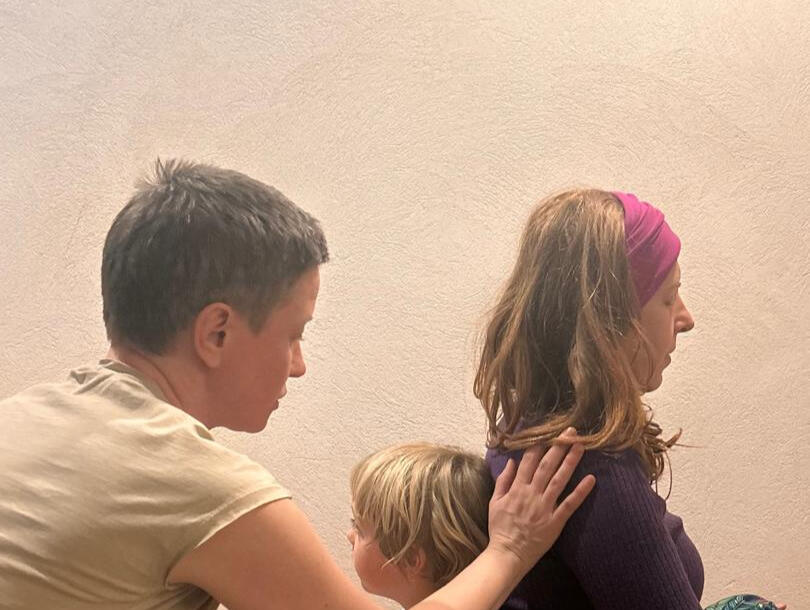 Dialog z ciałem i emocjami. Zbliżenie na pracę terapeutyczną Danuty z uczestniczką, skupienie na pogłębionym czuciu i somatycznym dialogu z ciałem.