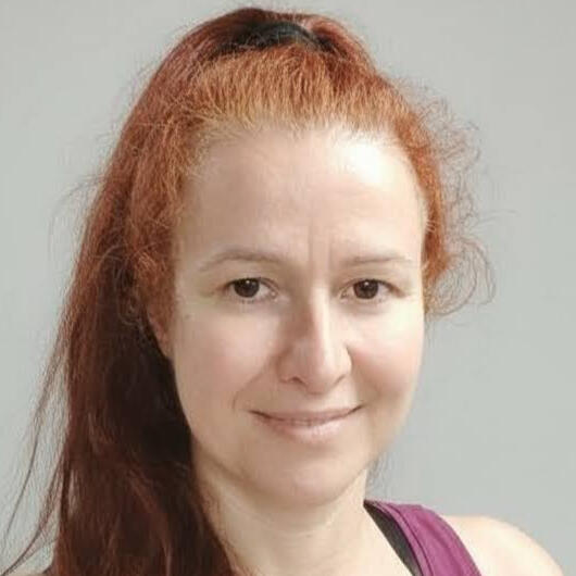 Portret uśmiechniętej instruktorki o rudych, spiętych włosach – zespół Modlimowo Forest Camp.